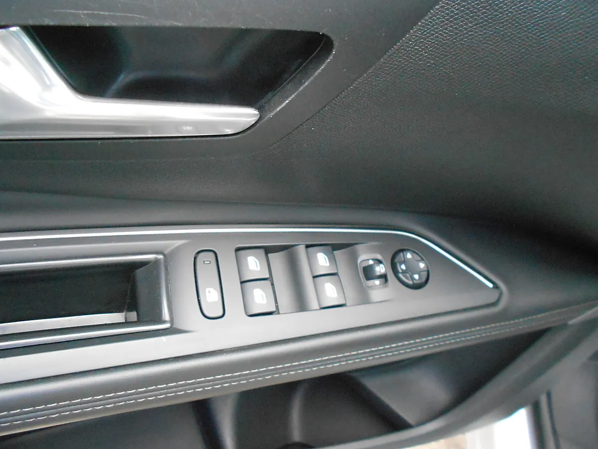 Peugeot 5008 1.2 PureTech 130 Allure – Bild 13