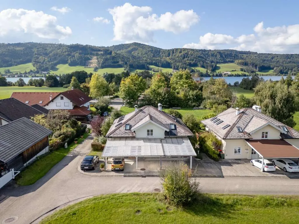 Leben, wo andere Urlaub machen - 6-Zimmer-Maisonette mit Seeblickidylle am Irrsee - Ansicht 2