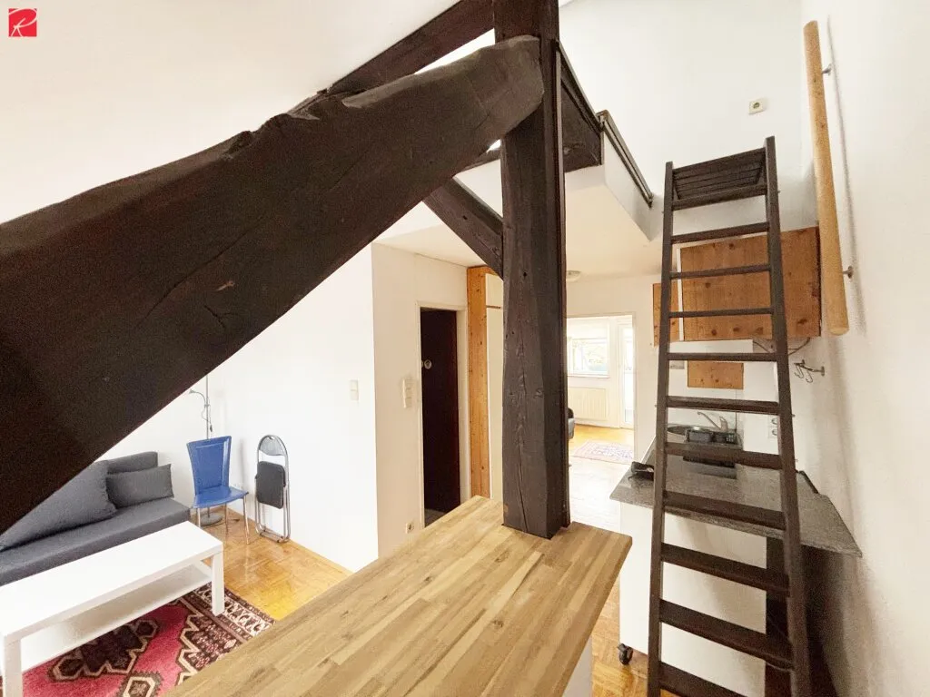 Lichtdurchflutete Altbau-Dachgeschoßwohnung mit Loggia - Historischer Charme trifft Moderne! - Ansicht 3