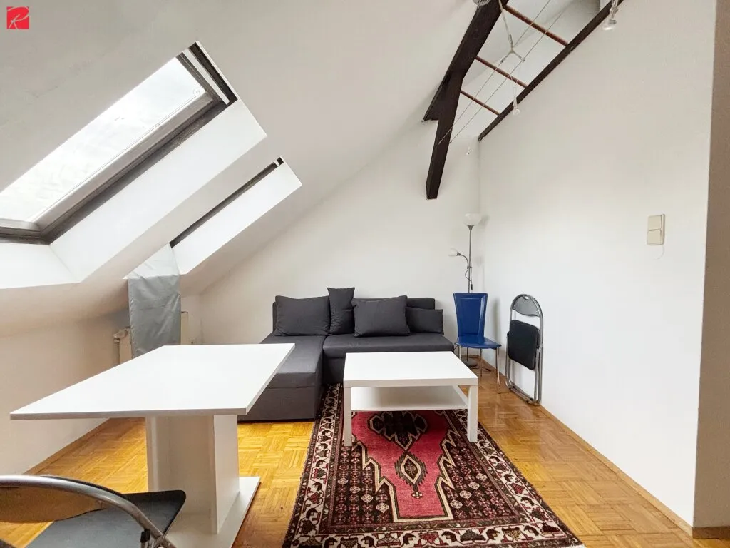 Lichtdurchflutete Altbau-Dachgeschoßwohnung mit Loggia - Historischer Charme trifft Moderne! - Ansicht 2