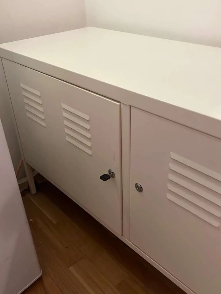 IKEA PS Schrank - Weiß - Metall - Zeitloses Design, € 65,- (1160 Wien)