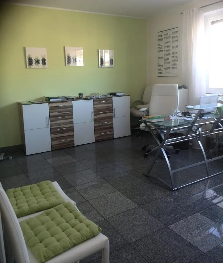 Räumlichkeiten für Praxis-, Ordinations-, Massage- od. Kosmetik im Zentrum - mit Loggia und Wartebereich – pohled 2
