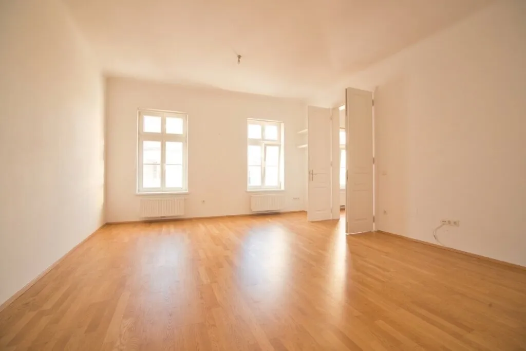 Wunderschöne 2-Zimmer-Altbauwohnung mit Parkettböden & Flügeltüren | Küche & Bad ausgestattet – pohled 2