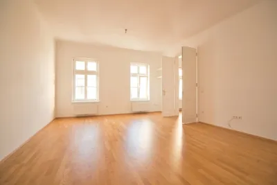 Wunderschöne 2-Zimmer-Altbauwohnung mit Parkettböden & Flügeltüren | Küche & Bad ausgestattet – Bild 2