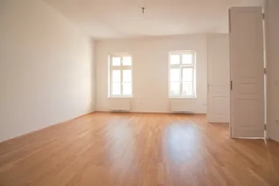 Wunderschöne 2-Zimmer-Altbauwohnung mit Parkettböden & Flügeltüren | Küche & Bad ausgestattet – Bild 3