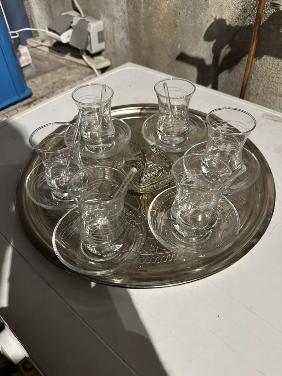 Orientalisches Teeglas-Set mit Tablett - 6 Gläser inkl. Unterteller & Löffel, € 20,- (6020 Innsbruck)