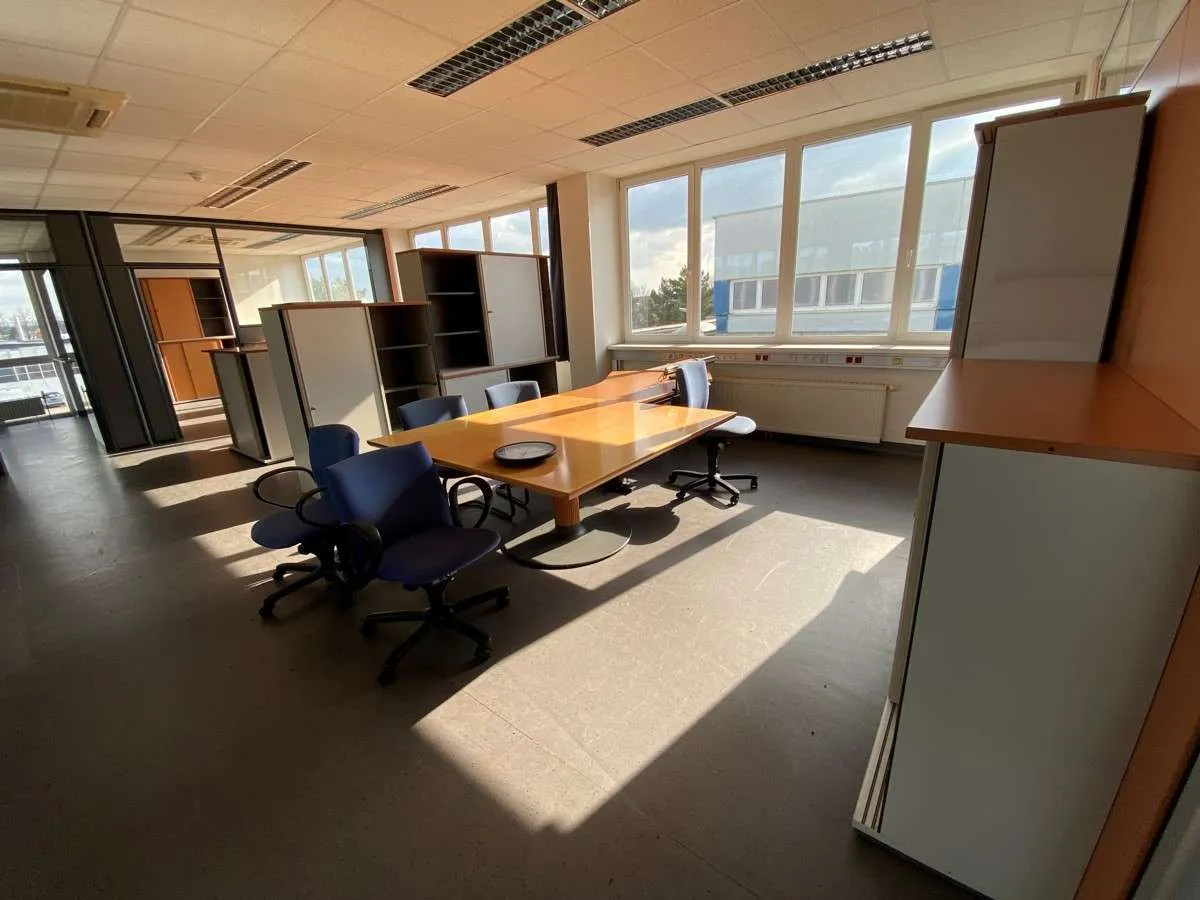 Modernes Büro mit Einrichtung - Ansicht 2