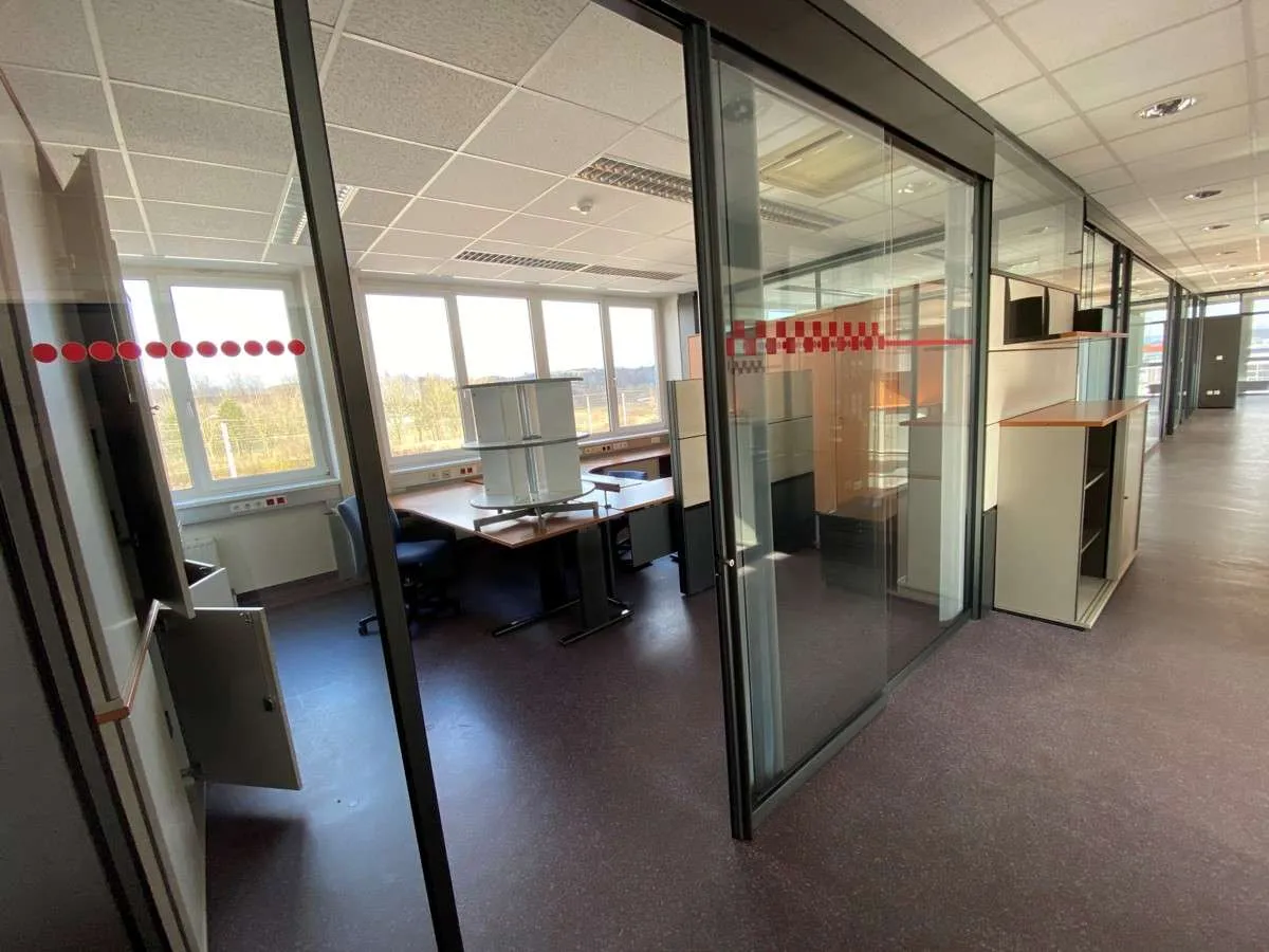 Modernes Büro mit Einrichtung - Ansicht 3