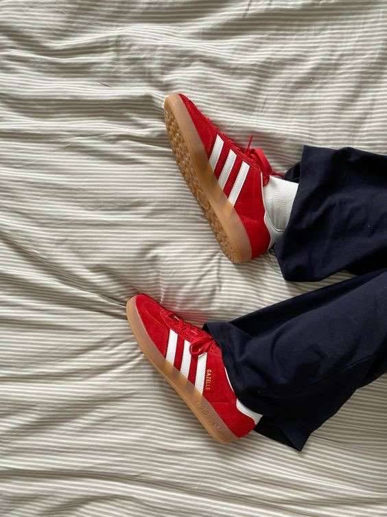 Damen rote Sneaker Adidas Gazelle Gre 39 (US 8) Wildleder,  69,- (1190  Wien) - willhaben