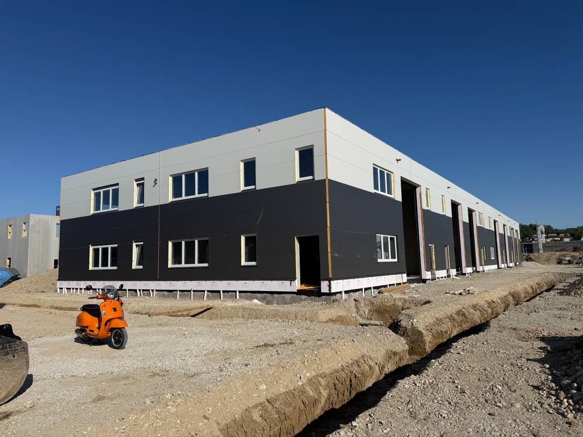 Moderne Gewerbehalle in Ansfelden mit Zwischenebene, 3 Parkplätzen und hoher Einfahrt – pohled 2
