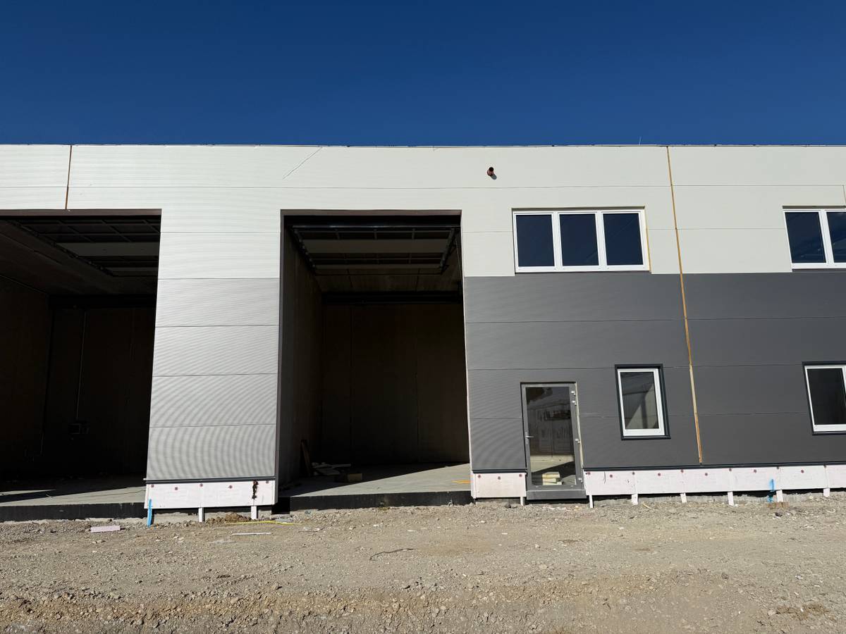 Moderne Gewerbehalle in Ansfelden mit Zwischenebene, 3 Parkplätzen und hoher Einfahrt – pohled 3