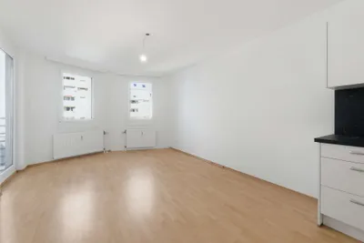 Helle 2-Zimmer-Wohnung mit Loggia & hochwertiger Tischlerküche in ruhiger Innenhoflage – Bild 2