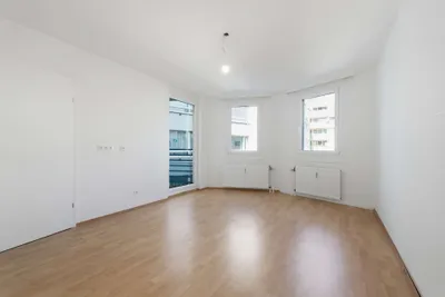 Helle 2-Zimmer-Wohnung mit Loggia & hochwertiger Tischlerküche in ruhiger Innenhoflage