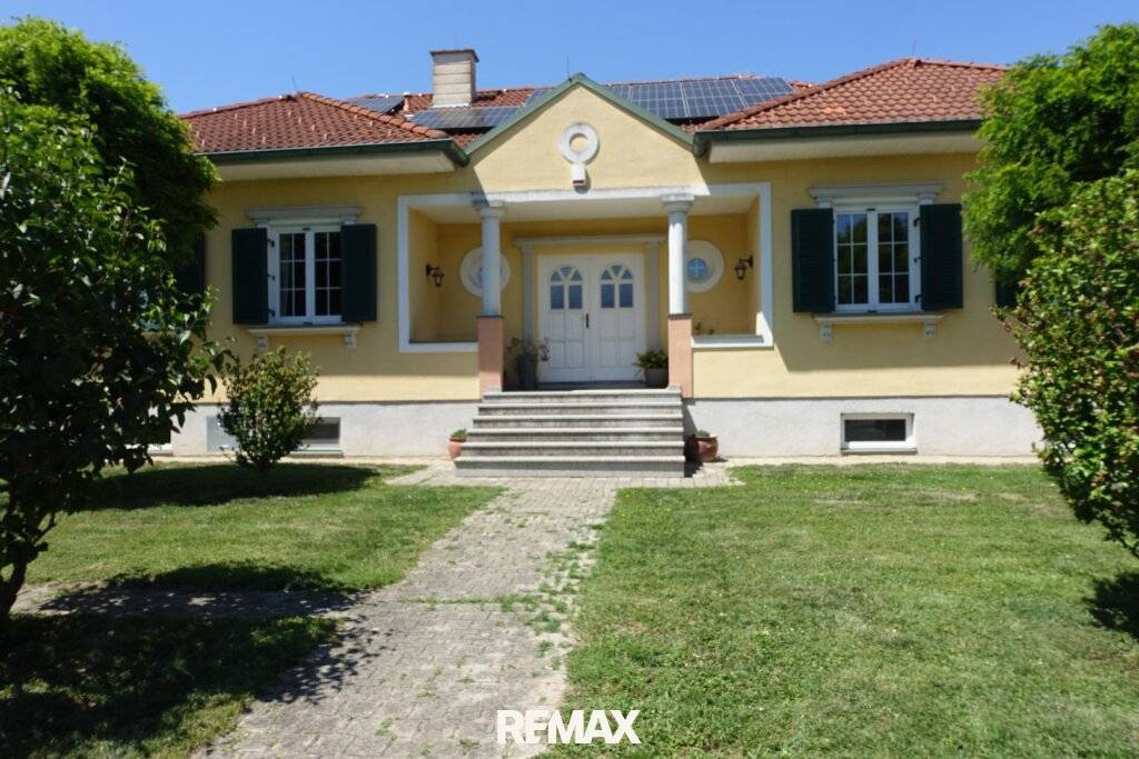 Repräsentatives Einfamilienhaus mit großen Garten, Naturpool, Wellnessbereich & autarker Energieversorgung - Ansicht 2