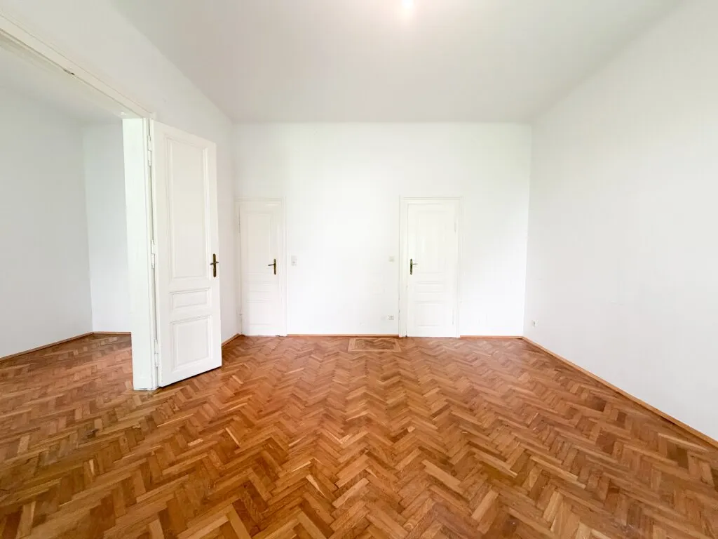 HOFSEITIGE ALTBAU-RARITÄT IN WÄHRING * BALKON IN ERRICHTUNG * FISCHGRÄTPARKETT & FLÜGELTÜREN - Ansicht 3