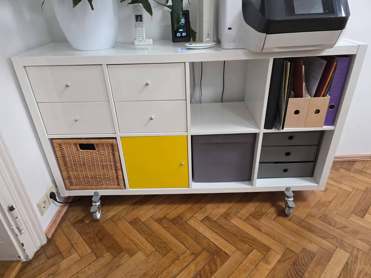 IKEA KALLAX weiß (2×4) mit Rollen, € 45,- (1040 Wien)