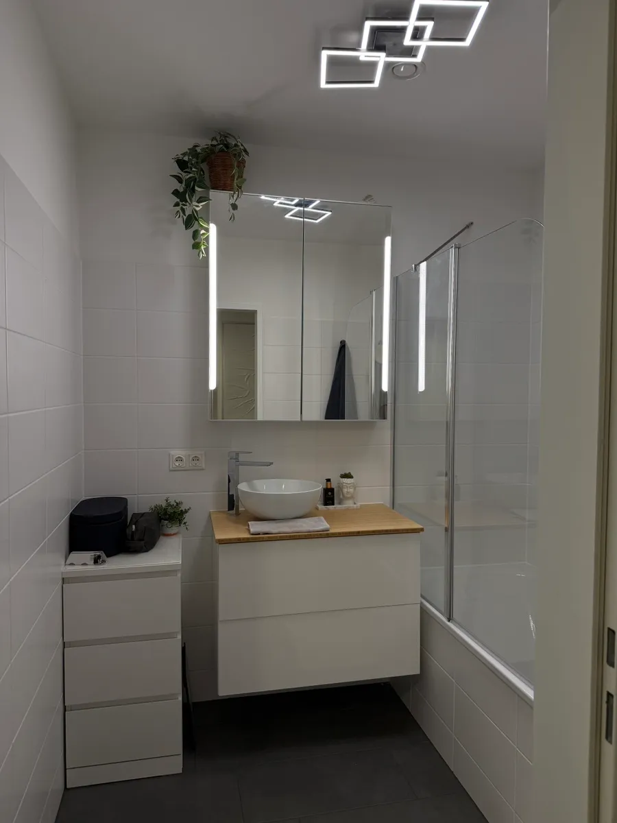 IKEA Badezimmermöbel-Set inkl. Spiegelschrank und Waschbecken, € 375,- (4030 Linz)