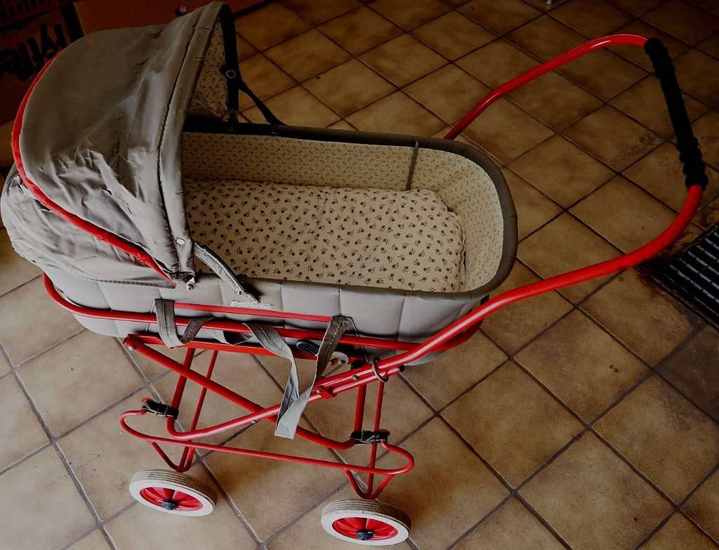 alter vintage Puppenwagen Kinderwagen grau / rot aus Metall mit Lederriemen  60/70er Jahre,  75,- (2213 Bockflie) - willhaben