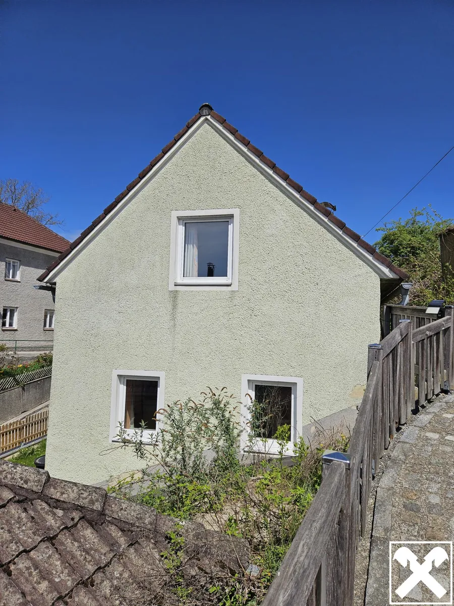 Kleines Markthaus mit Carport und kleinem Garten - Ansicht 3