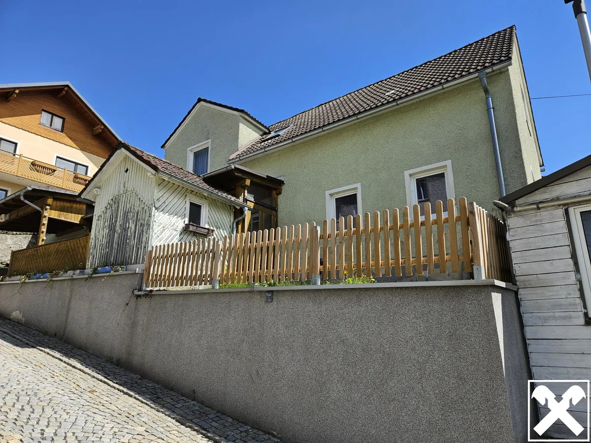 Kleines Markthaus mit Carport und kleinem Garten - Ansicht 2