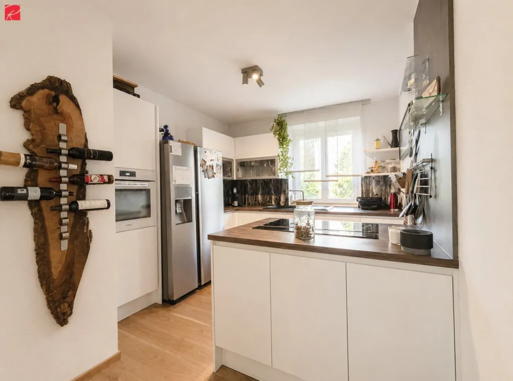 Modernisiert mit Balkon und Tiefgarage in ruhiger Grünlage - Ansicht 2