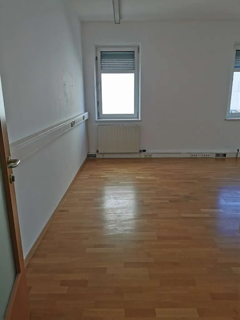 Büro etwa 32 m² ab 01.08.2026 zu vermieten - Bild 2