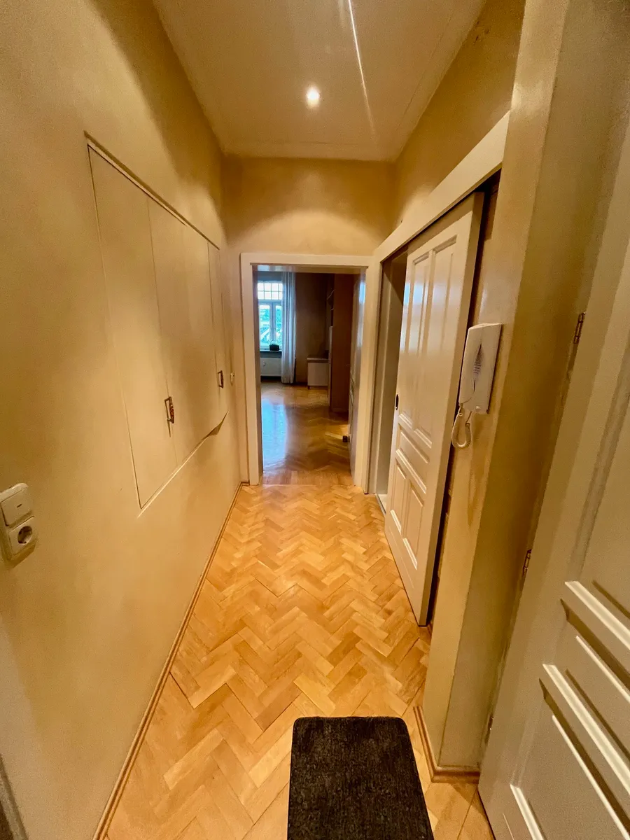 72m² große 3-Zimmer-Altbauwohnung & Küche & Balkon nahe dem Schillerplatz - Ansicht 3