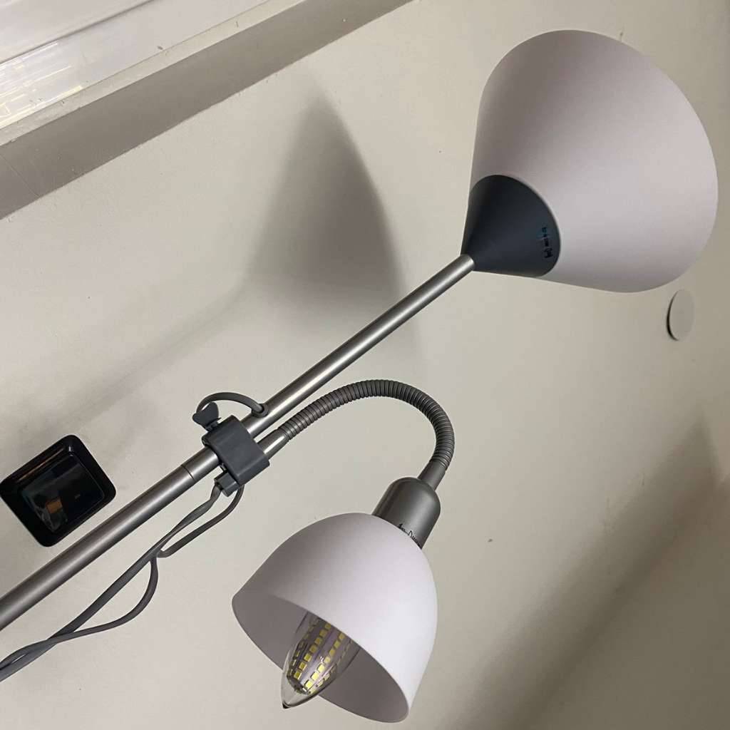 Doppelköpfige Lampe mit doppeltem EIN / AUS-Schalter Stehlampe Deckenstrahler + individuel neigbare Seitenlampe sepperat einzeln schaltbar Leselampe Wohnzimmerlampe Leuchte Stehleuchte Deckenleuchte Zimmerleuchte Zimmerlampe Schwarz mit 2 Lampenschrimen