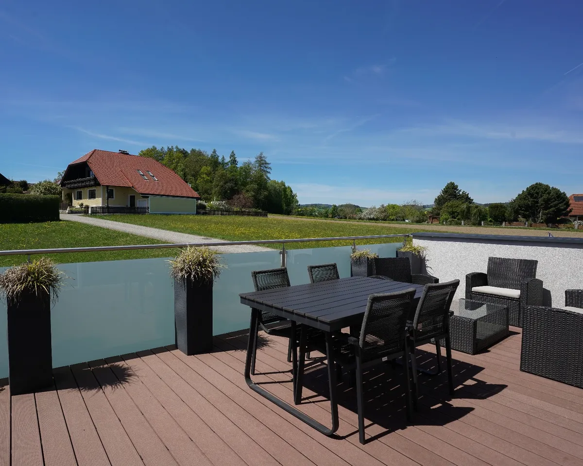 Exklusive 4-Zimmer-Wohnung mit großem Sonnenbalkon, Doppelgarage und unverbaubarem Ausblick ins Mühlviertel - Ansicht 2