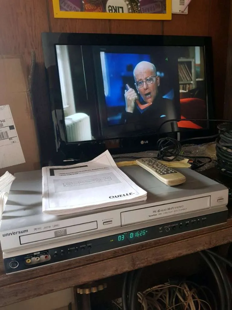 Universum DVD-VCR 4330  DVD-Player / Videorecorder (6 Kopf) - Kombigerät
