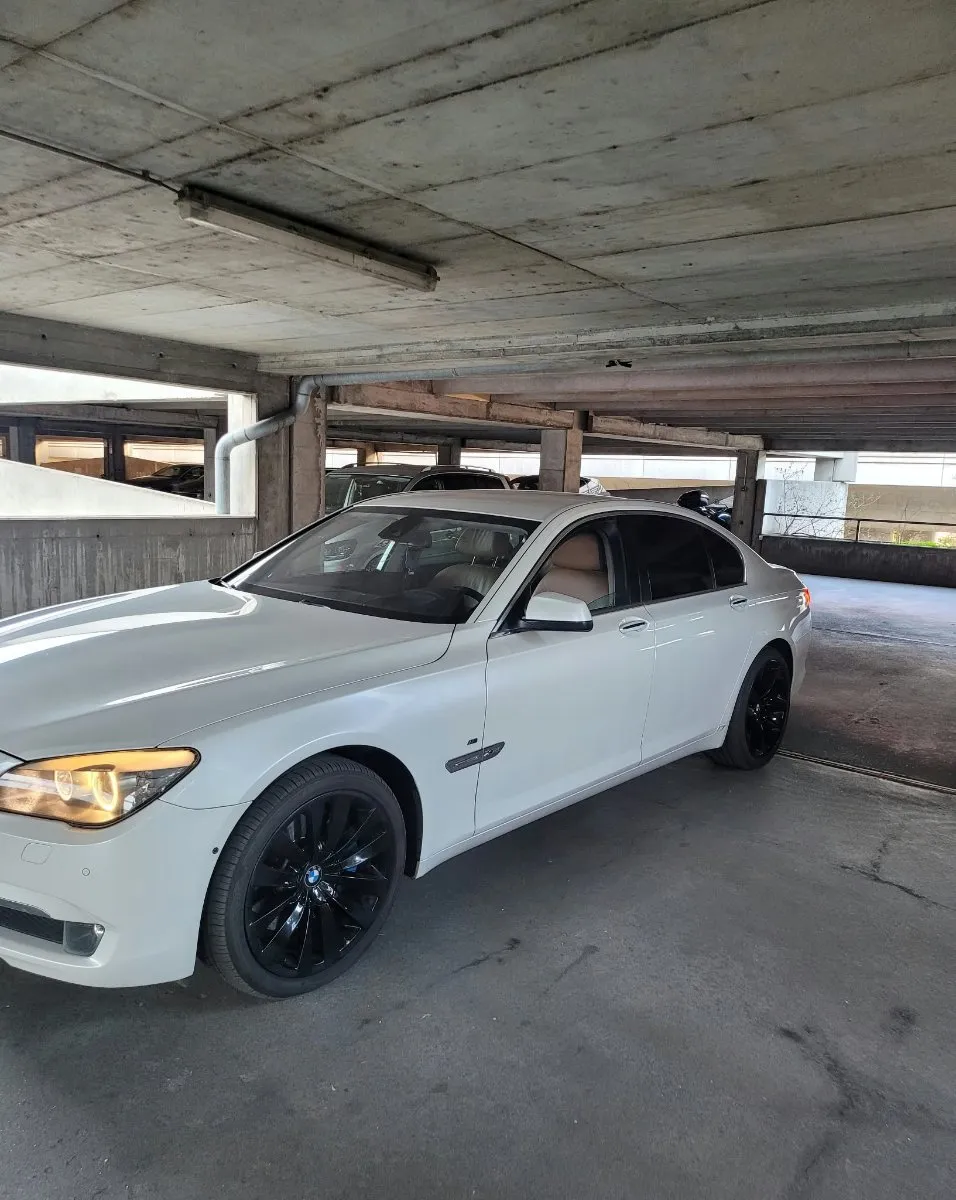 BMW 7 Series 2011 photo 3