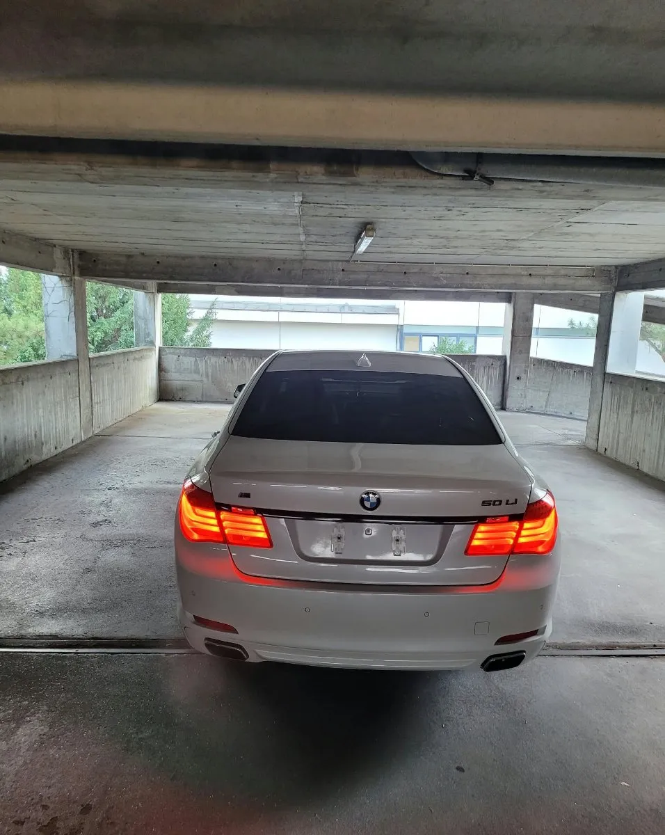 BMW 7 Series 2011 photo 2