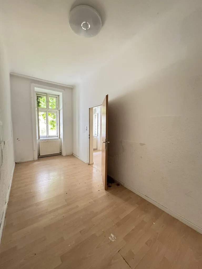 Wiener Altbau mit Potenzial - 2-Zimmer-Ruhelage mit grünem Innenhofblick – pohled 3