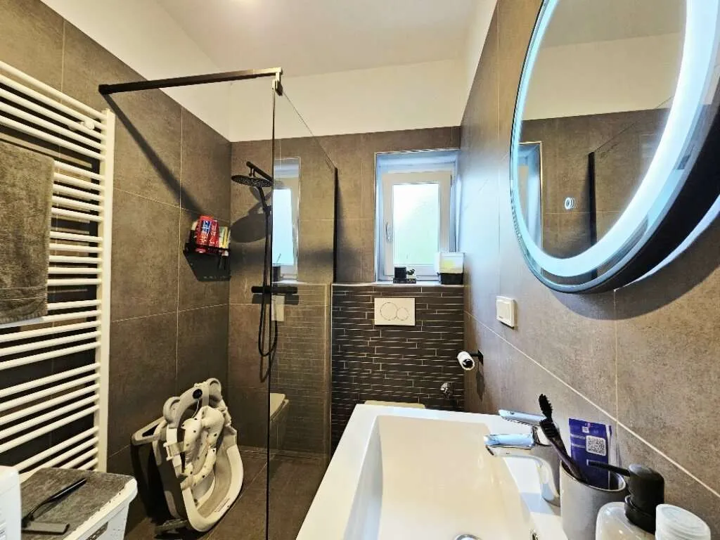 Charmante 2-Zimmer-Wohnung in Graz: Stadtblick, Parkett & Bad mit Fenster! Nur 145.000EUR! - Ansicht 2