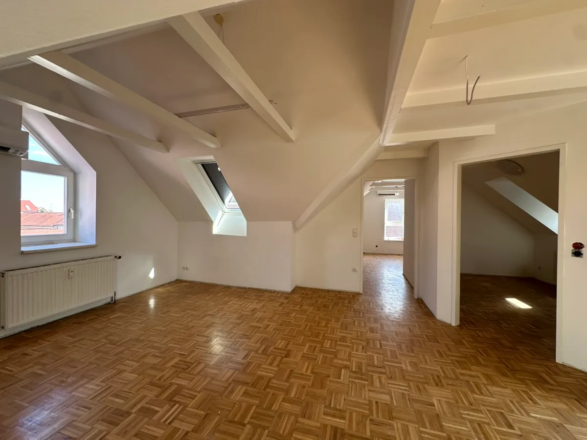 Neu renovierte 3-Zimmer-Dachgeschosswohnung mit Klimaanlage am Hauptplatz von Fürstenfeld - Ansicht 3
