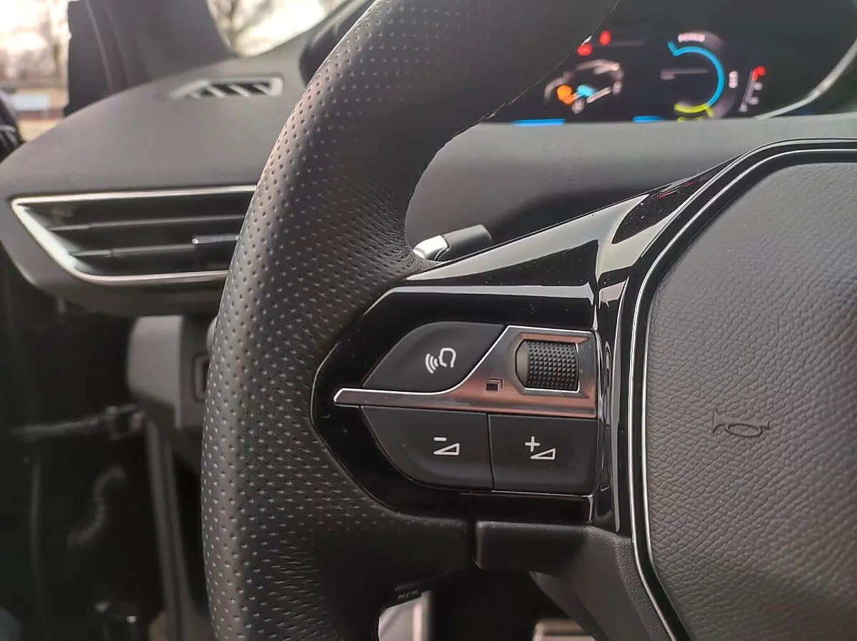 Peugeot 3008 GT Blackline 136PS 1.2 Hybrid – Bild 7