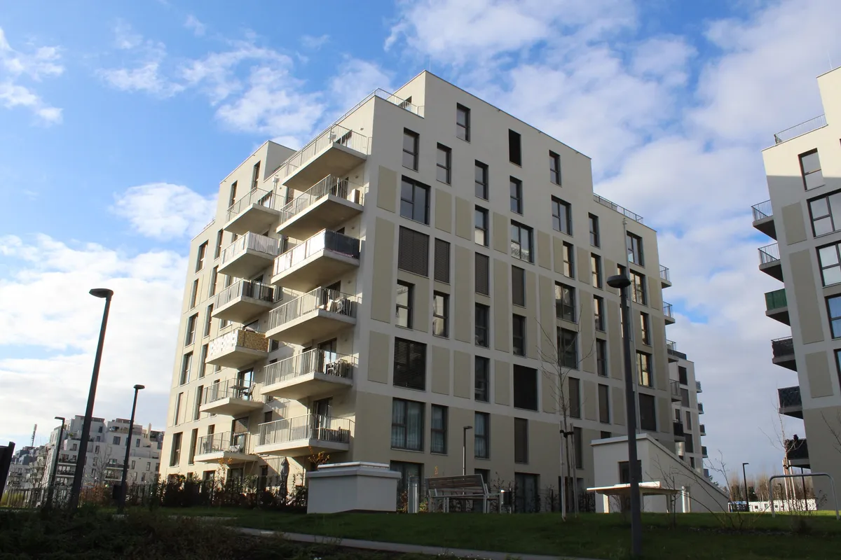 RUHELAGE: Hochwertige, sehr helle 2-Zimmer-Neubau-Wohnung mit südwestseitigem Balkon (keine Provision!) - Ansicht 2
