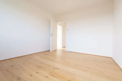 ERSTBEZUG: 4-ZIMMER-WOHNUNG MIT HOCHWERTIGER EINBAUKÜCHE UND SÜDTERRASSE! – Bild 3