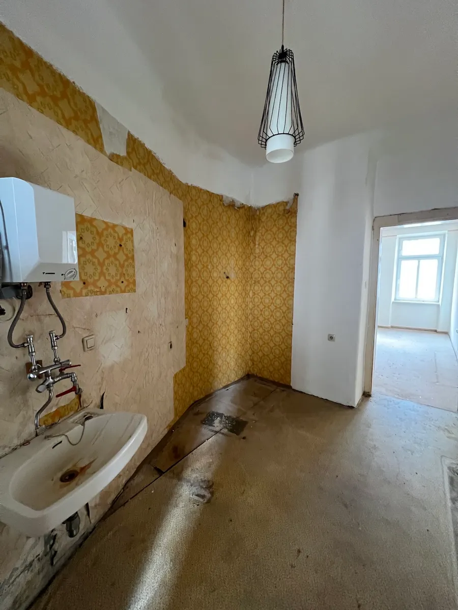 sanierungsbedürftige, helle Altbauwohnung im 3.Stock eines Alteckhauses mit sanierter Fassade und Entree - Ansicht 3
