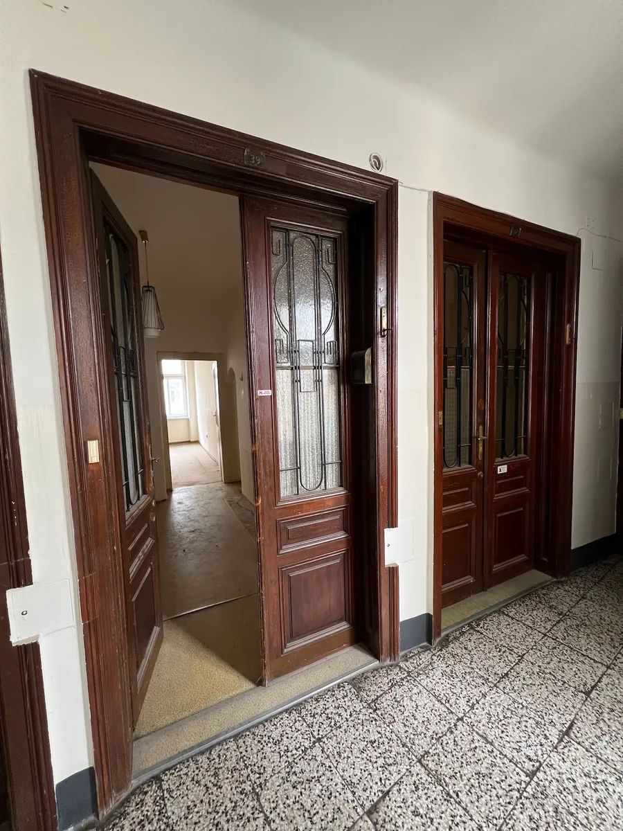 sanierungsbedürftige, helle Altbauwohnung im 3.Stock eines Alteckhauses mit sanierter Fassade und Entree - Ansicht 2