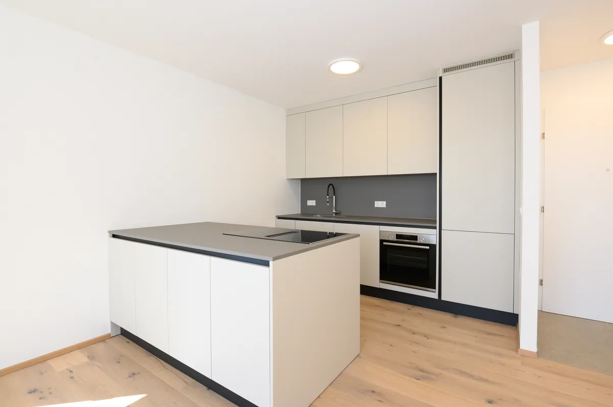 Exklusive 3-Zimmer-Dachgeschoßwohnung ohne Dachschrägen mit Balkon in Zentrumslage - Ansicht 2