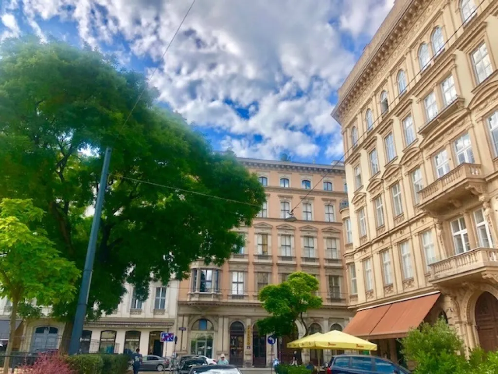 INNENSTÄDTISCH - Exquisites Wohnen mit Flair im Zentrum Wiens - RUDOLFSPLATZ - 2-Zimmer klassische Wiener-Altbau-Wohnung - ERSTBEZUG nach Renovierung !I – pohled 2