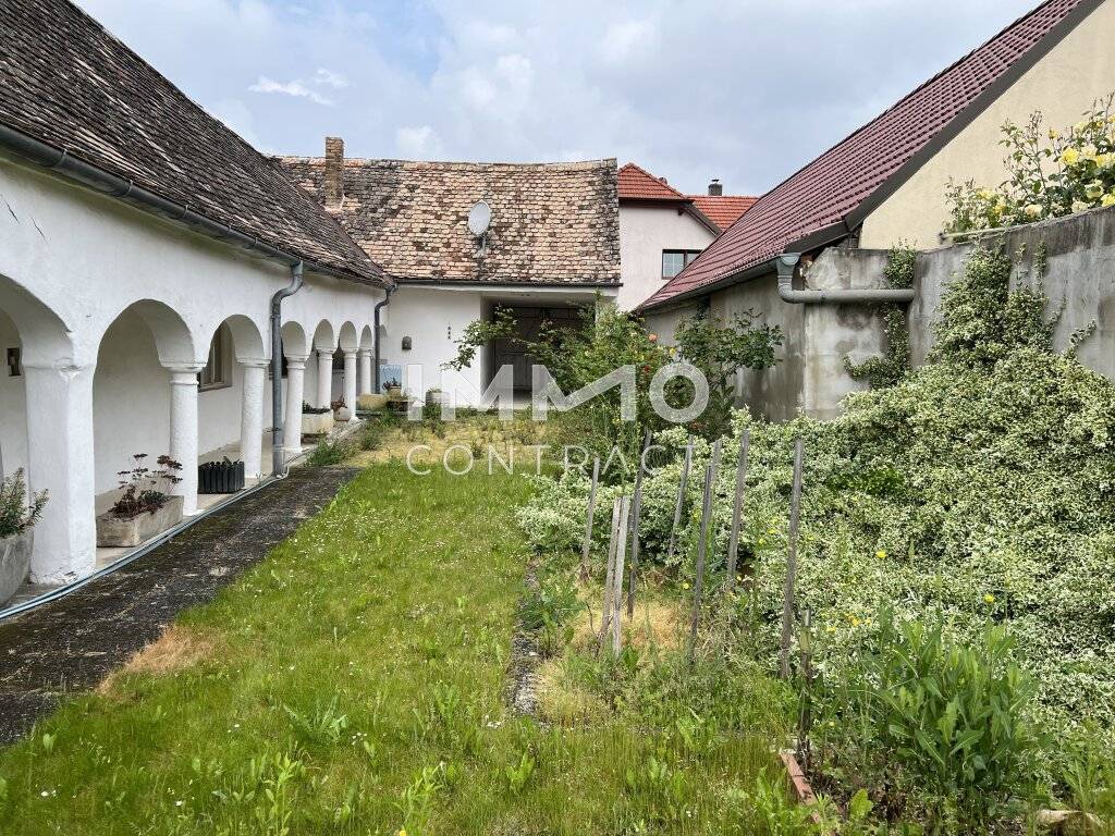 Neuer Preis Arkadenbauernhaus mit Innenhofatrium und Garten in ruhiger Lage !Bedarf Renovierung! - Ansicht 2