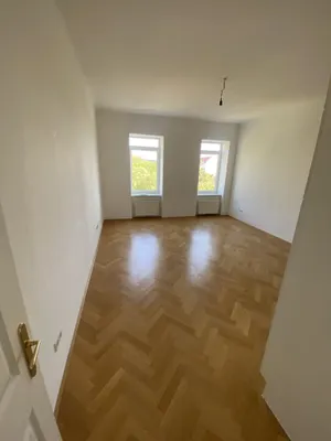 Ruhige, helle 2 Zimmer Wohnung mit Blick ins Grüne – Bild 3