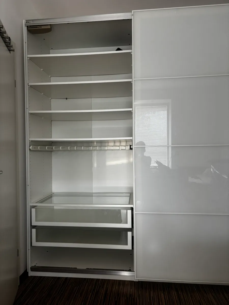 IKEA PAX Kleiderschrank mit Schiebetüren Milchglas/ Spiegelglas, € 250,- (2700 Wiener Neustadt)