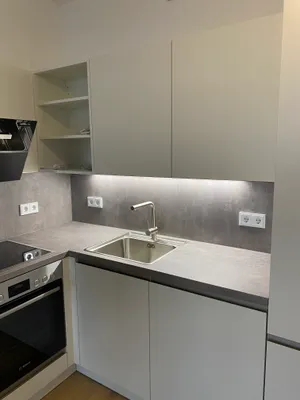 Sonnendurchflutete neuwertige 2-Zimmer-Wohnung mit Aussicht, Balkon/ Loggia – Bild 3