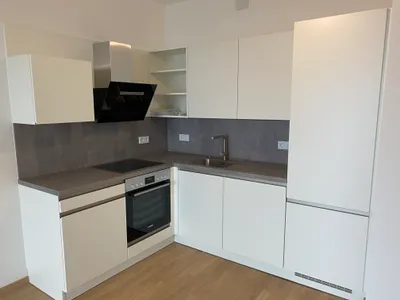 Sonnendurchflutete neuwertige 2-Zimmer-Wohnung mit Aussicht, Balkon/ Loggia – Bild 2