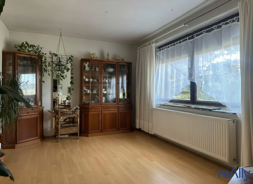 Wohnen im Grünen - großzügiges Einfamilienhaus mit Traumgarten, Gästebereich & viel Potenzial - Ansicht 3