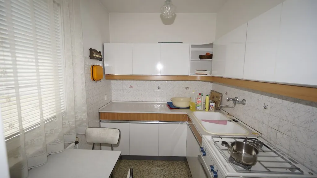 Garconniere mit extra Küche zu EUR 5.000,-- pro m². Die U6 und der Türkenschanzpark sind bequem fußläufig erreichbar. - Widok 3