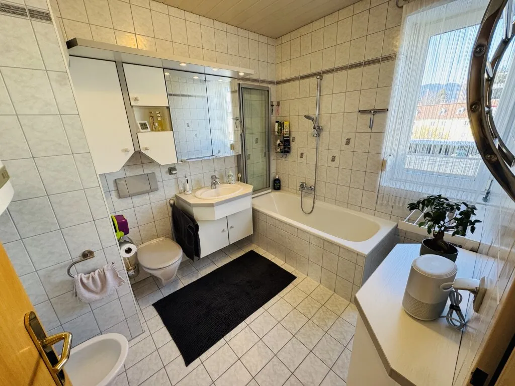 Zeltweg: Attraktive Maisonette-Wohnung mit ca 94 m², Südbalkon und Tiefgaragenplatz - Ansicht 2